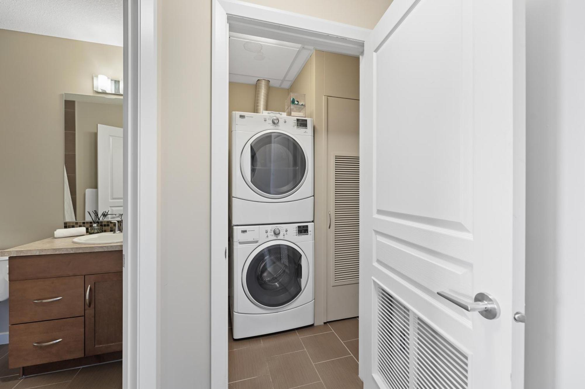 Heart Of Downtown Calgary Spacious Luxury Condo With Stunning Views And Premium Amenities Εξωτερικό φωτογραφία